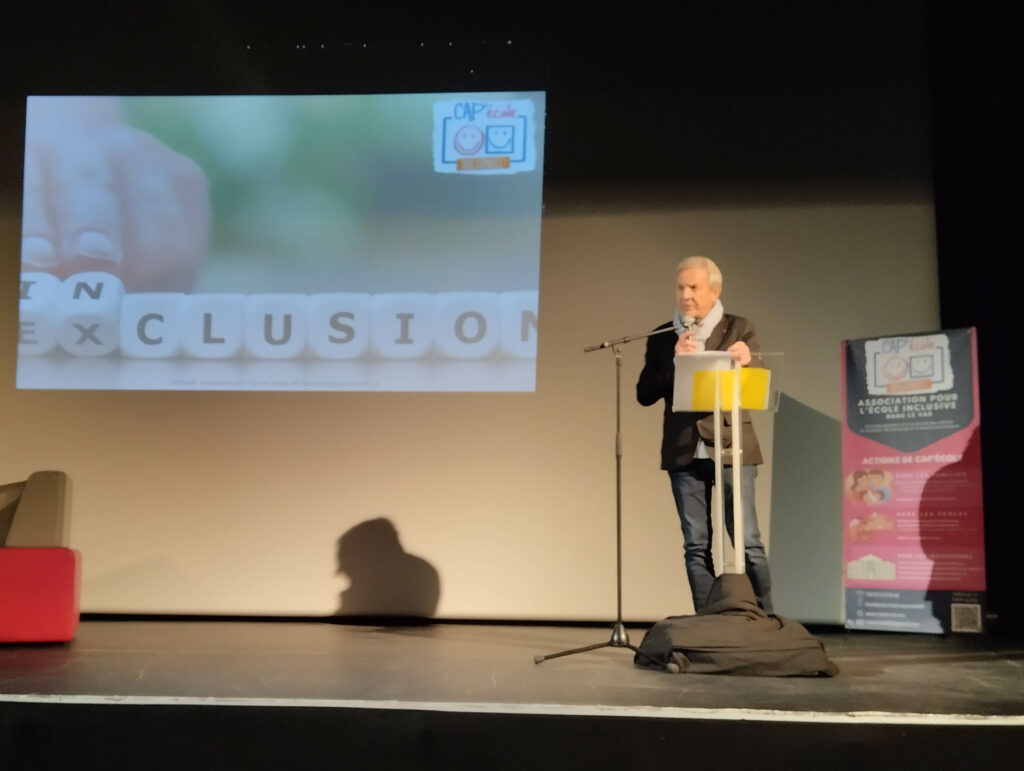 Charles Gardou sur scène lors du colloque