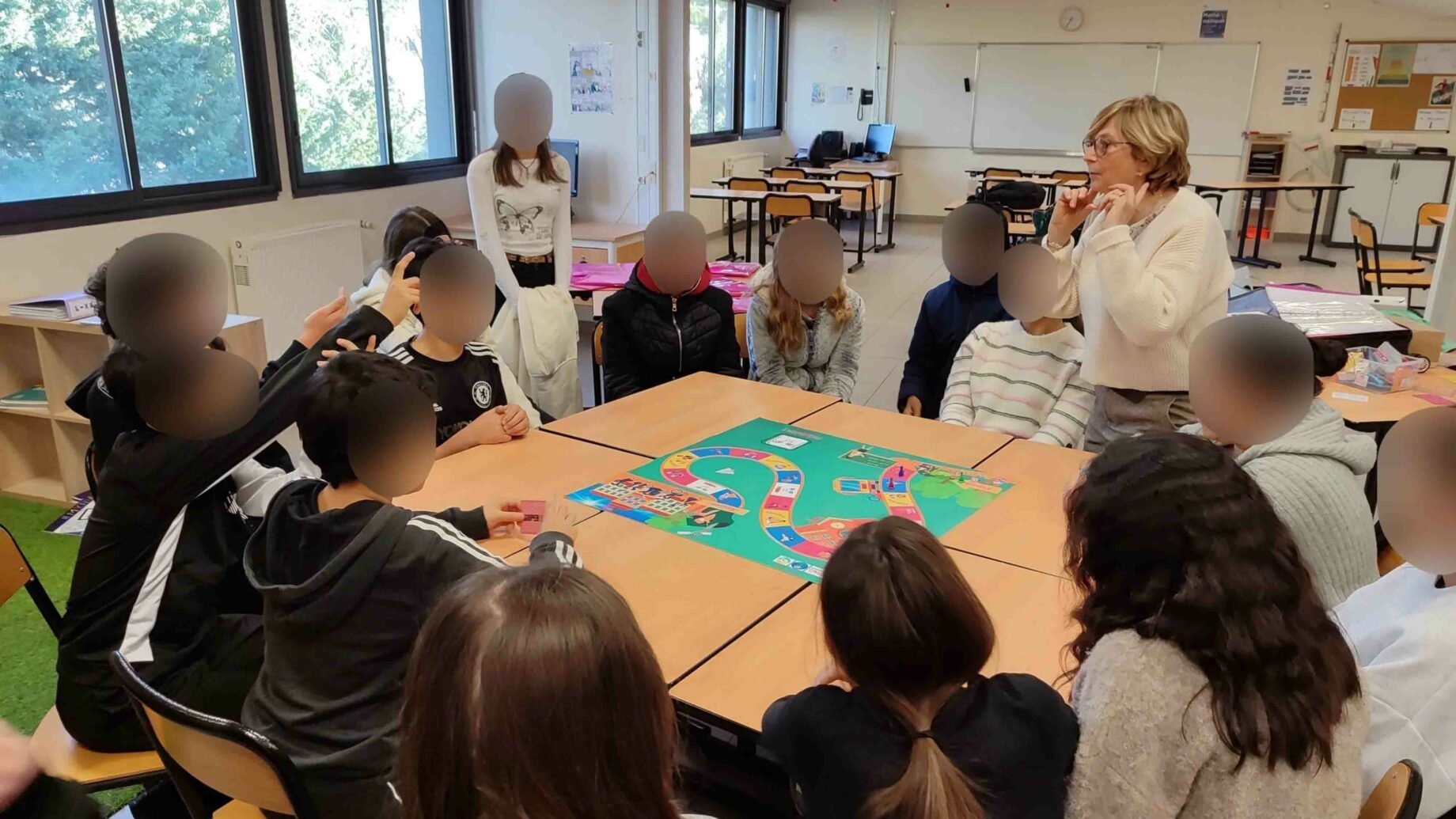 Classe autour d'une table avec le jeu au mileu.